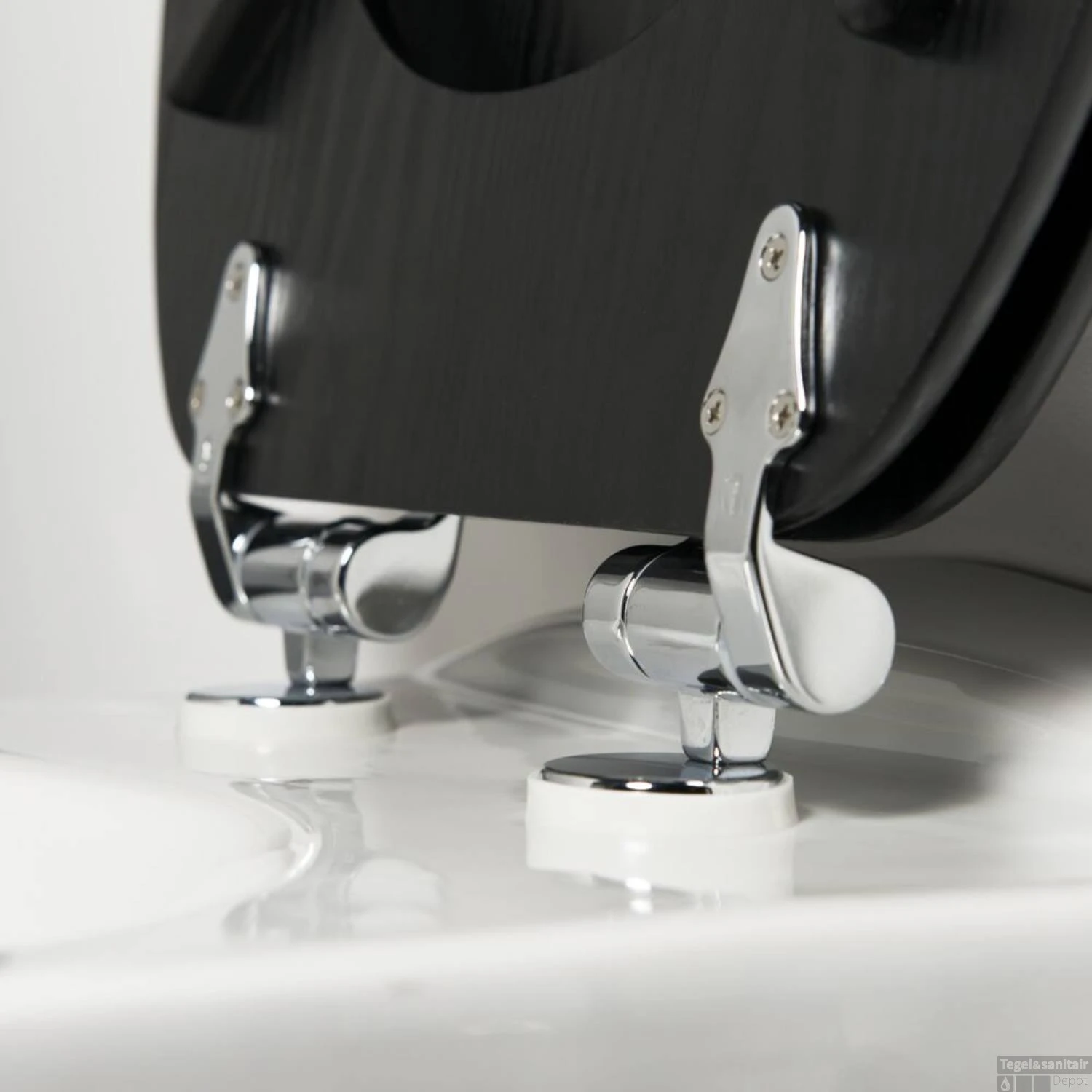 Toiletzitting Tiger Blackwash Softclose Hout Zwart 7 Toiletzitting Tiger Blackwash Softclose Hout Zwart - Afbeelding 5