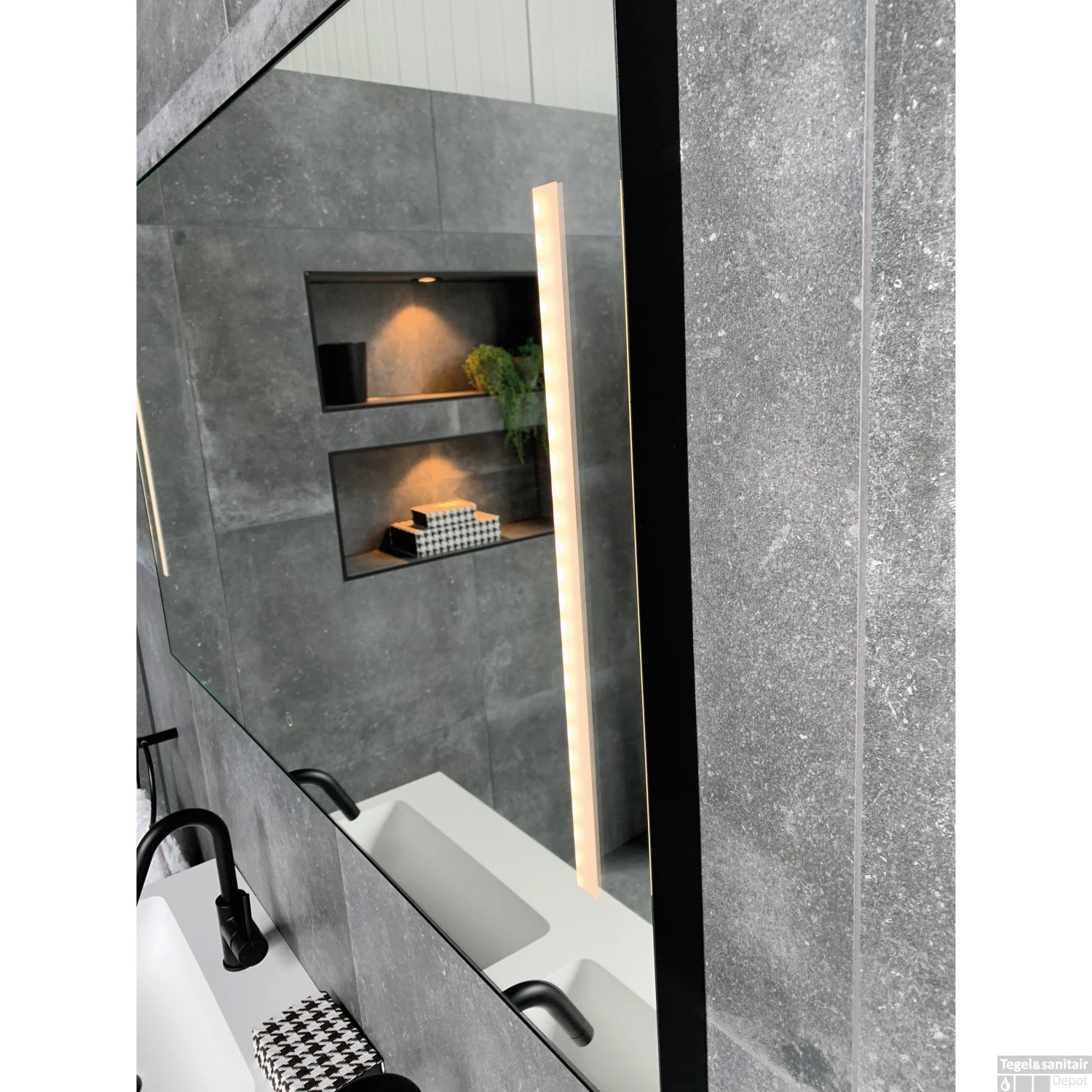 Badkamerspiegel Xenz Pacengo 140x70 Cm Industrieel Zwart Frame Met Verlichting En Spiegelverwarming