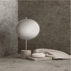 Wandspiegel Blomus Lamura Mourning Dove -Badkamer Thuis blomus marmeren wandspiegel lamura mourning dove sfeer3