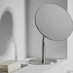 Cosmeticaspiegel Blomus Vista Gepolijst 7 Cosmeticaspiegel Blomus Vista Gepolijst -Badkamer Thuis cosmeticaspiegel blomus vista gepolijst sfeer1